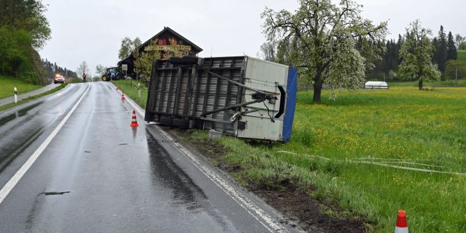 Anhänger kippt in Menznau LU