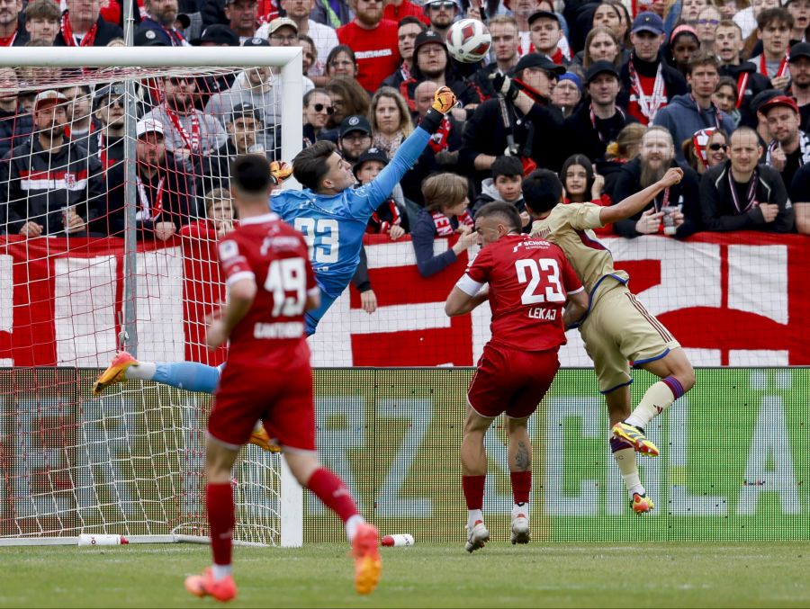 Winti-Keeper Marvin Keller blockt einen Kopfball von Servettes Takuma Nishimura.