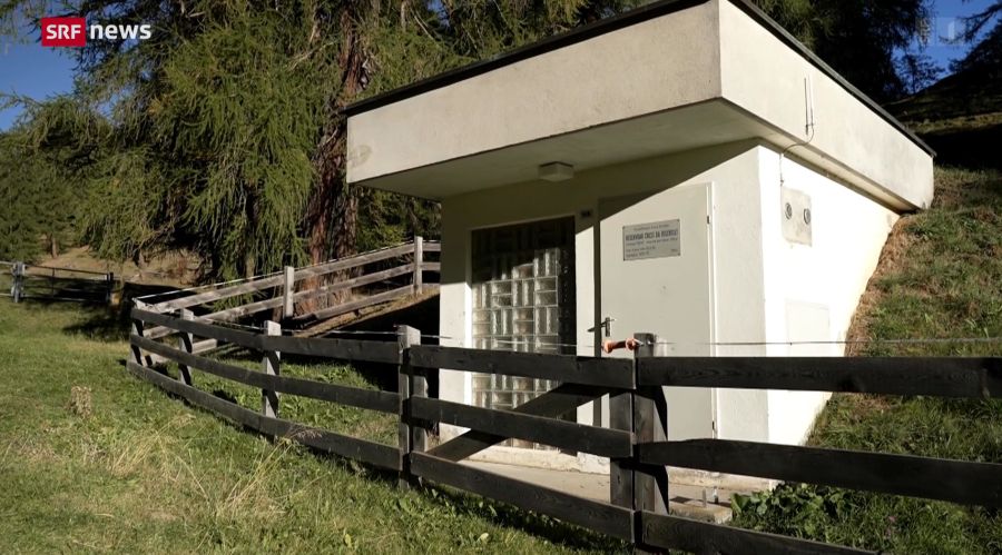 Das Wasserreservoir der beiden Ortsteile ist praktisch leer. Bei den Reservoirs stellt die Gemeinde Tanks mit je 25'000 Litern auf. Reicht das nicht, liefern Lastwagen Trinkwasser aus dem Tal.