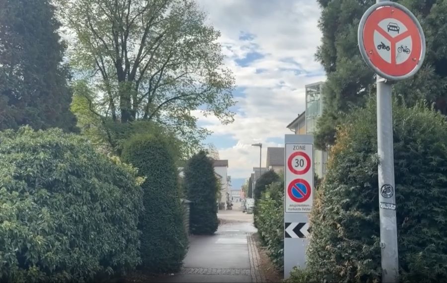 Obwohl bisher schon ein Fahrverbot für alle ausser Velofahrer galt, steht in dem Strassenabschnitt neu ein Tempo-30-Begrenzungsschild.