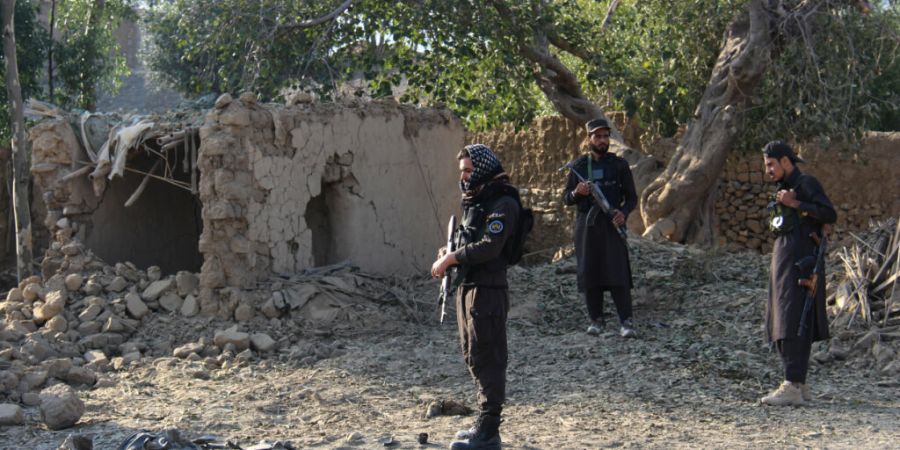 ARCHIV - Sicherheitkräfte der Taliban in der Provinz Khost in Afghanistan, nachdem es dort nach Angaben von Taliban-Vertretern pakistanische Luftangriffe gegeben hatte. Foto: Saifullah...
