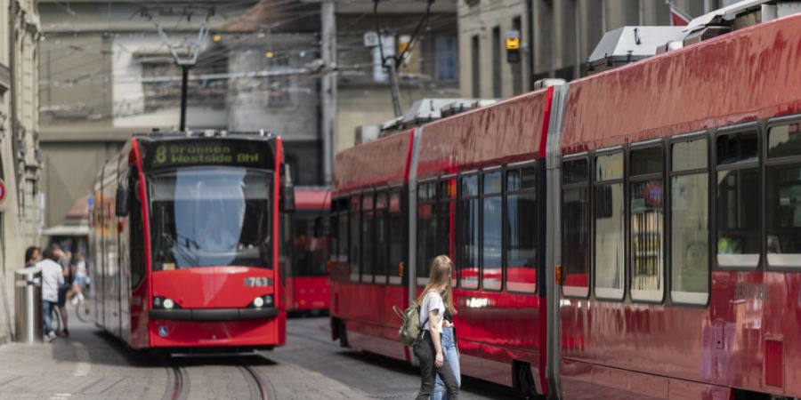 Die Idee einer zweiten Tramachse durch die Berner Innenstadt muss vorerst noch auf ihre Weiterbearbeitung warten. (Archivbild)
