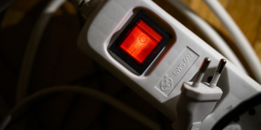 In Lenzburg AG und drei Gemeinden war der Strom für rund eine Stunde ausgefallen. (Symbolbild)