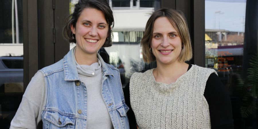 Co-Kuratorin Julia Hochuli (l.) und Künstlerische Co-Leiterin Sonja Enz freuen sich auf die kommende Ausstellung