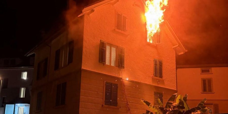 Am Dienstagabend brannte eine Wohnung im dritten Stock eines Mehrfamilienhauses in Rüti ZH.