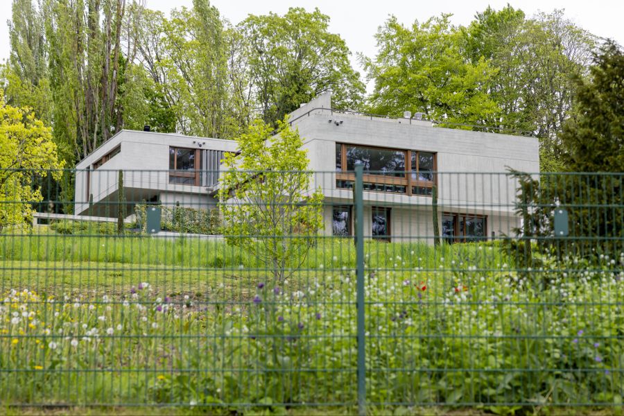 Die Bundesanwaltschaft sei danach «sofort aktiv» geworden. Sie habe die Frau mit iranischen Wurzeln am WEF-Hauptsitz in Cologny GE festgenommen und in Handschellen abgeführt.
