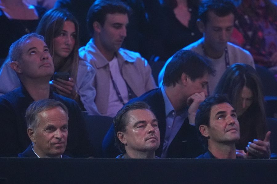 Rolex-CEO Jean-Frederic Dufour, Leonardo DiCaprio und Roger Federer schauen alle gebannt auf die Videowand.