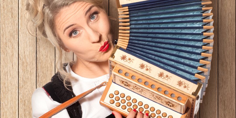 Freut sich auf den Dialekt im Toggenburg: die Berner Musikerin Miss Helvetia.