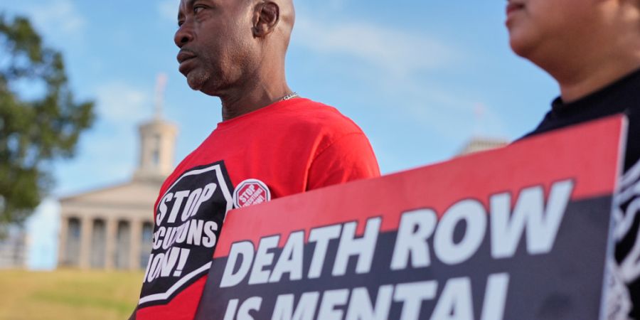 ARCHIV - Alonzo Hughes (l) nimmt an einer «March 4 Mercy»-Demonstration gegen die Todesstrafe vor dem Tennessee State Capitol teil, im Vorfeld der für den 30.09.2026 angesetzten Hinr...