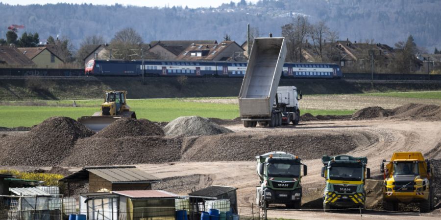 Auf der Baustelle für den Brüttenertunnel in Bassersdorf wird es bald auch nachts laut. Weil die Baustelle so nah an der bestehenden Bahnlinie liegt, können manche Arbeiten nur nacht...