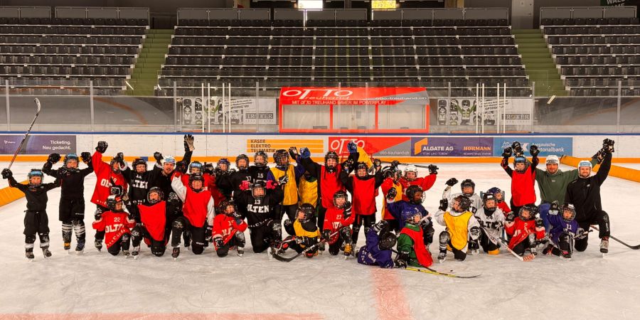 Früh übt sich, wer ein Meister werden will. Die e + h Hockeyschule bietet eine niederschwellige Möglichkeit, Eishockeyluft zu schnuppern