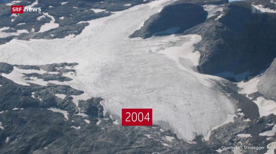 Der Plattalvafirn im Jahr 2004: Das Eis füllt die Mulde fast vollständig aus. Nur 22 Jahre später ist der Gletscher verschwunden.