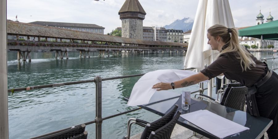 Vom kommunalen Mindestlohn in der Stadt Luzern sollen Angestellte in Tieflohnbranchen wie der Gastronomie profitieren. (Archivaufnahme)