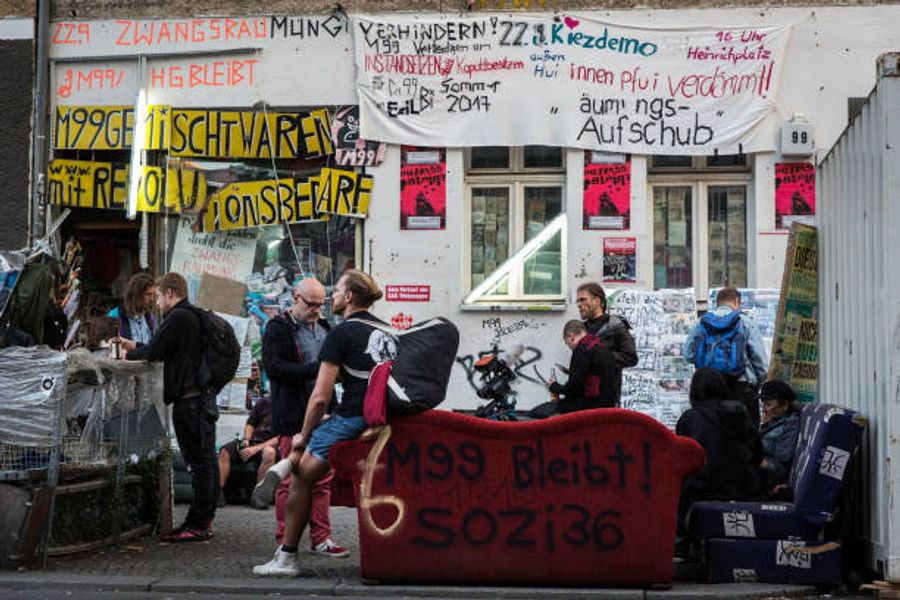 Das Plakat im Schaufenster soll der Auslöser für die Angriffe gewesen sein (Archivbild).