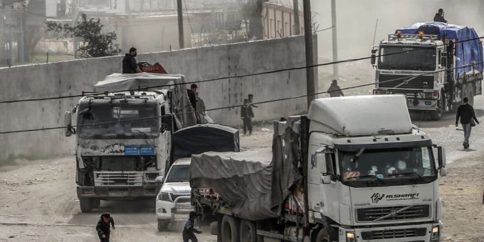 Lastwagen mit Hilfsgütern fahren über den Grenzübergang Kerem Schalom in den Gazastreifen ein. (Archivbild) ARCHIV - Lastwagen mit Hilfsgütern fahren über den Grenzübergang Kerem Schalom in den Gazastreifen ein. (Symbolbild) Foto: Abed Rahim Khatib/dpa