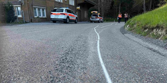 Rehetobel AR - Motorradfahrer verletzt sich bei Selbstunfall