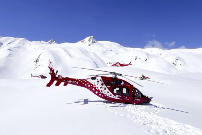 Rettungshelikopter stehen auf dem Berglandeplatz des Gipfels des Petit Combin im Wallis, Schweiz, Dienstag, 2. April 2024. Petit Combin