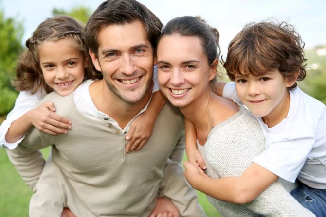 Eltern mit Kindern in der Natur.