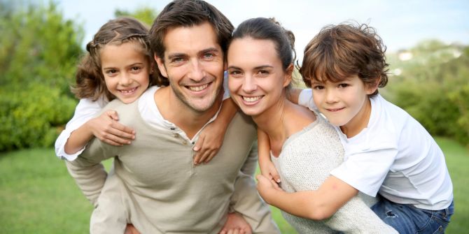 Eltern mit Kindern in der Natur.