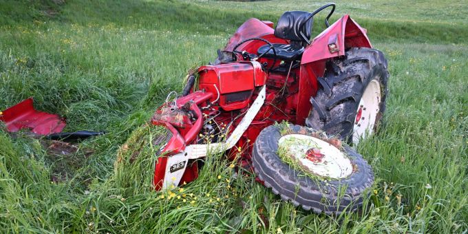 Rossrüti SG: Traktor überschlagen und Fahrer vom Sitz geschleudert. Rossrüti SG