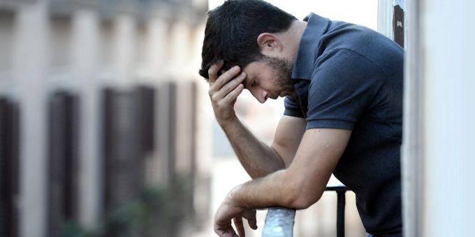 Es ist wichtig, sich bewusst zu machen, dass Hilfe verfügbar ist. Mann depressiv.