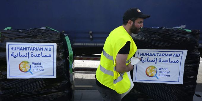 ARCHIV - Ein Mitarbeiter der World Central Kitchen bereitet in einem Lagerhaus eine Palette mit humanitärer Hilfe für den Transport zum Hafen von Larnaca vor, von wo aus sie nach Gaza verschifft werden soll. Foto: Petros Karadjias/AP/dpa ARCHIV - Ein Mitarbeiter der World Central Kitchen bereitet in einem Lagerhaus eine Palette mit humanitärer Hilfe für den Transport zum Hafen von Larnaca vor, von wo aus sie nach Gaza verschifft werden soll. Foto: Petros Karadjias/AP/dpa