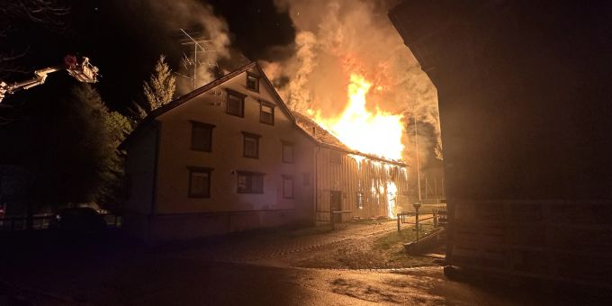 Heiden: Brand eines Wohnhauses mit Scheune. Heiden: Brand von Scheune