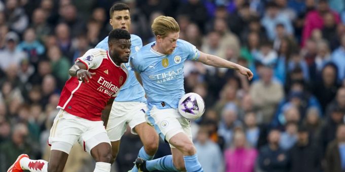 Arsenals Thomas Partey im Duell mit Kevin De Bruyne von Manchester City. Premier League