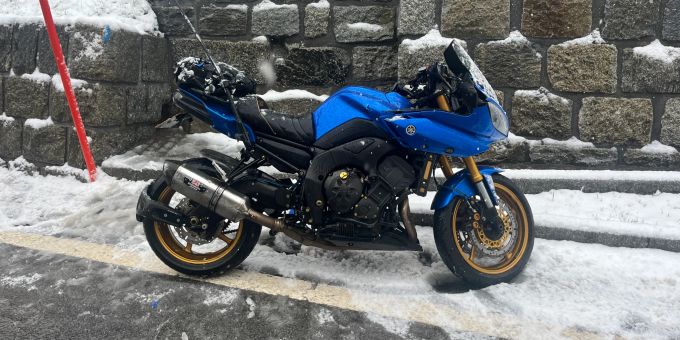 Göschenen UR - Motorradfahrer stürzt auf schneebedeckter Fahrbahn