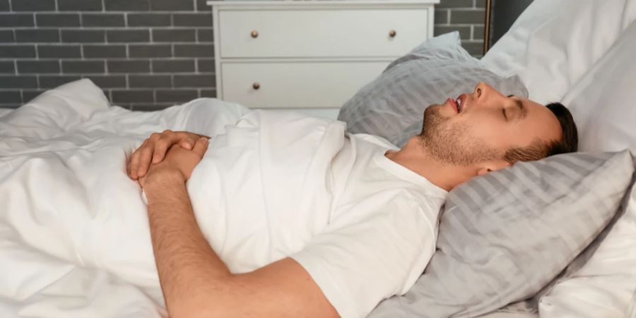 Schlafapnoe zeichnet sich durch starkes Schnarchen aus.