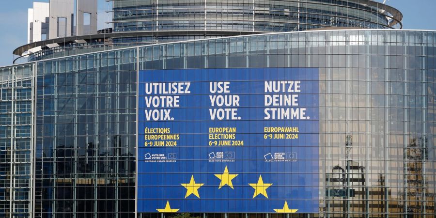 Eine riesiges Transparent wirbt am Europäischen Parlament in Strassburg für die Europawahlen.