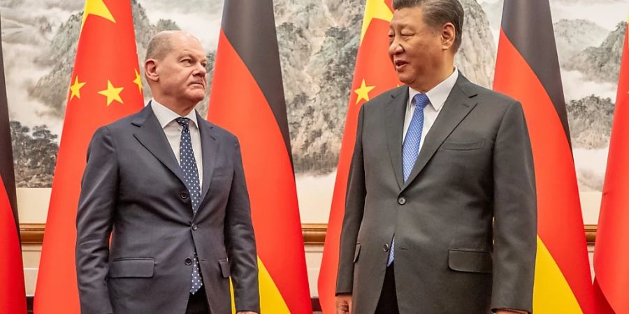 dpatopbilder - Bundeskanzler Olaf Scholz (SPD) wird von Xi Jinping, Staatspräsident von China, im Staatsgästehaus empfangen. Foto: Michael Kappeler/dpa