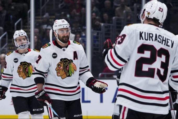 Philipp Kurashev (r.) liefert bisher eine starke Saison in der NHL ab. Philipp Kurashev NHL