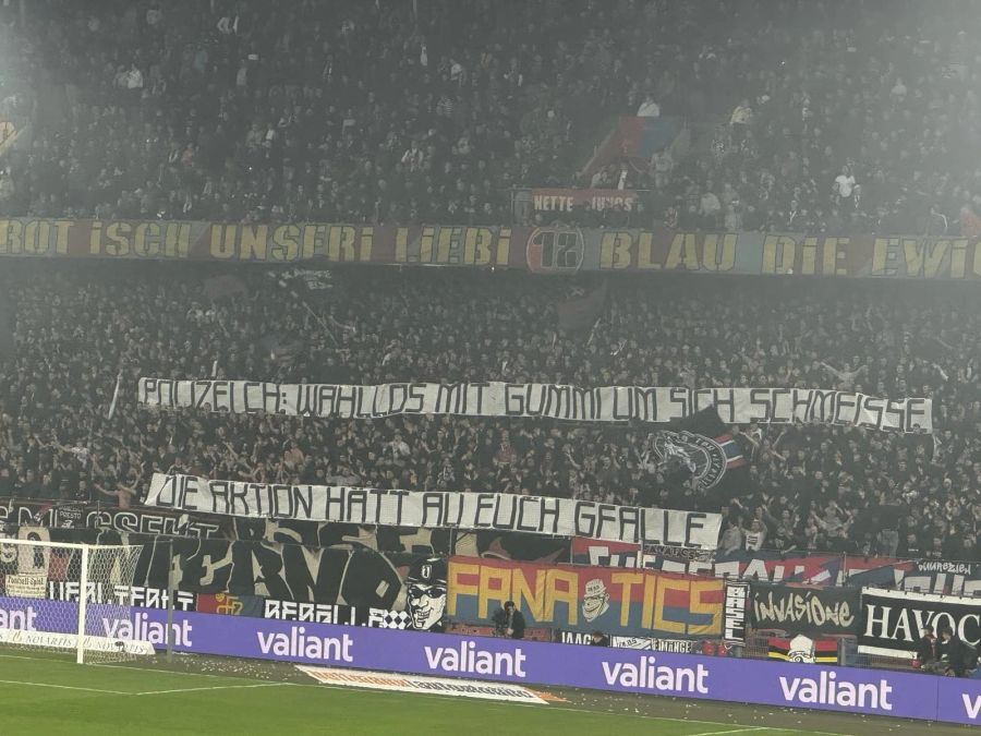 Beim Protest gegen Kollektivstrafen fliegen zahlreiche Radiergummis aufs Feld.