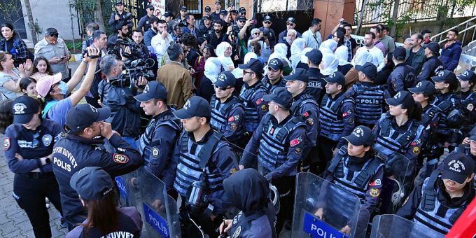Menschen protestieren in der Stadt Van in der Türkei. (Archivbild) Türkei