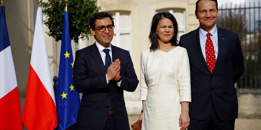 Frankreichs Aussenminister Stephane Sejourne, Bundeaussenministerin Annalena Baerbock und Radoslaw Sikorski, Aussenminister von Polen (v.l.n.r.), sind die drei Aussenminister des sogenannten Weimarer Dreiecks.