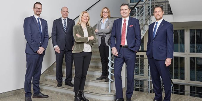 Der Zuger Stadtrat mit (v.l.n.r.) Urs Raschle (M), Stadtschreiber Martin Würmli (M), Eliane Birchmeier (FDP), Barbara Gysel (SP), Stadtpräsident André Wicki (SVP) und Etienne Schumpf (FDP). Stadtrat Zug André Wicki