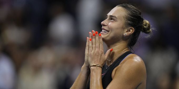 Aryna Sabalenka scherzt nach dem Spiel mit dem Publikum an den US Open. US Open