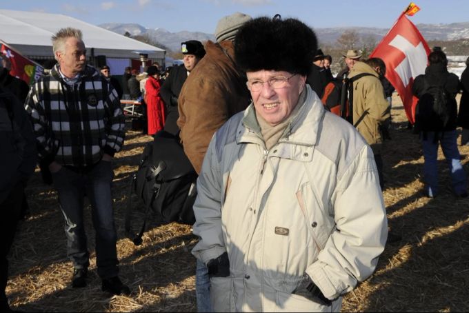 Alt Christoph Blocher an der Delegiertenversammlung der SVP unter freiem Himmel, in Coisins VD, am 4. Dezember 2010. Christoph Blocher Mütze