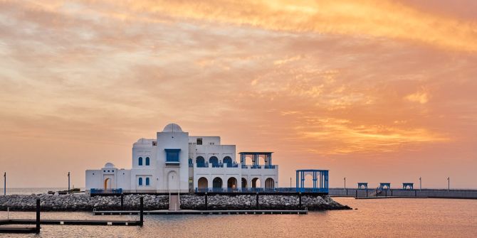 Hilton Salwa Beach Hotel im Sonnenuntergang am Meer