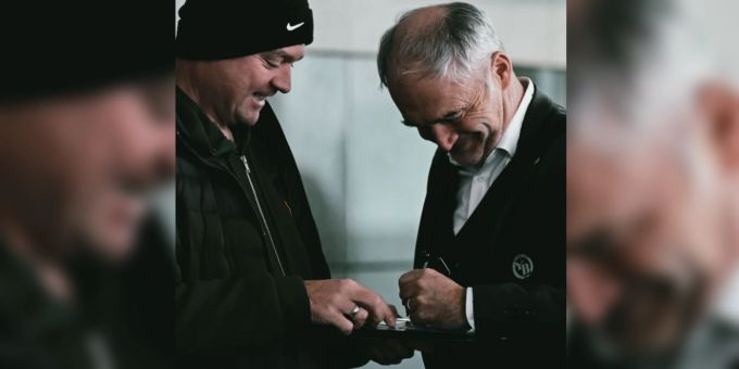 Stéphane Chapuisat wird bei der Ankunft in Dortmund um ein Autogramm gefragt. yb Stéphane Chapuisat