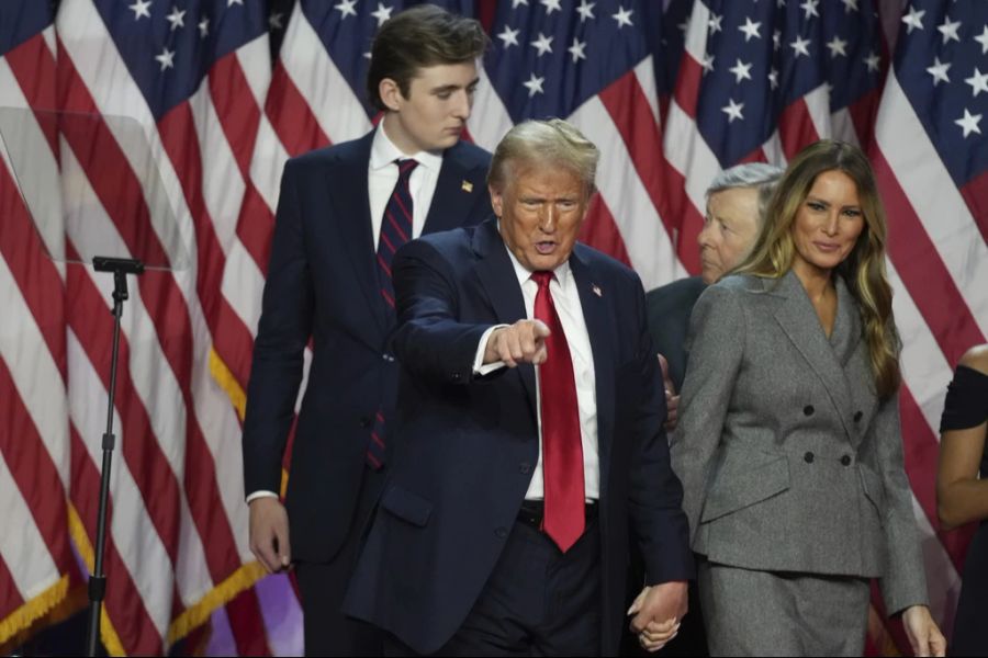 Barron Trump mit seinen Eltern auf der Bühne in Mar-a-Lago.