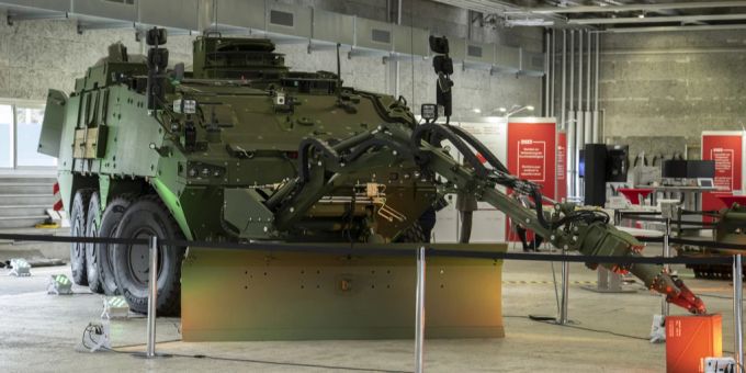 Ein Piranha IV fotografiert bei der Präsentation der Armeebotschaft 2023 auf dem Waffenplatz in Thun. Piranha IV