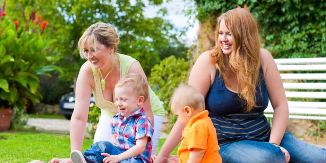 Mütter mit Kinder im Park