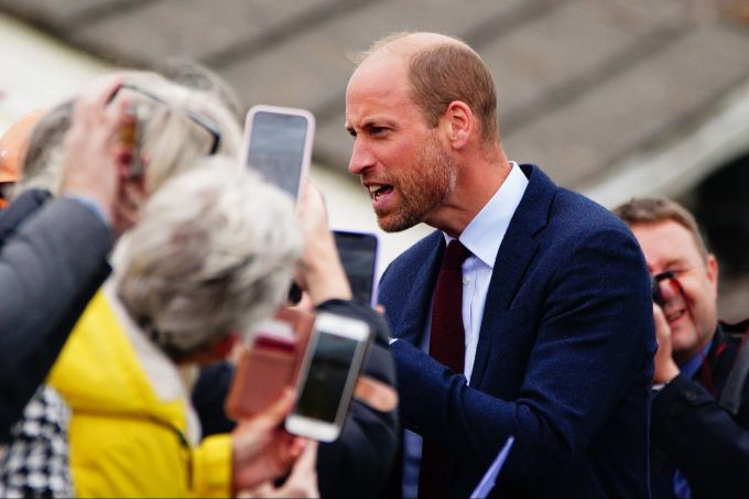 William zeigte sich bei einem Besuch in Wales erneut mit Bart. Bezüglich Prinzessin Kate sei er vorsichtig optimistisch, sagte er. Prinzessin Kate William Wales