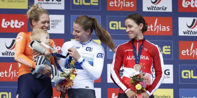 Lotte Kopecky gewinnt vor Ellen Van Dijk, links, und Christina Schweinberger EM-Gold im Zeitfahren. Lotte Kopecky