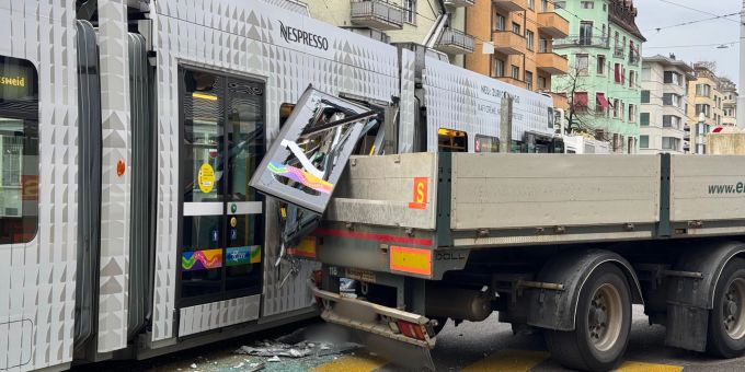 Zürich Seefeld - Lastwagen schlitzt Tram auf – Ambulanz vor Ort