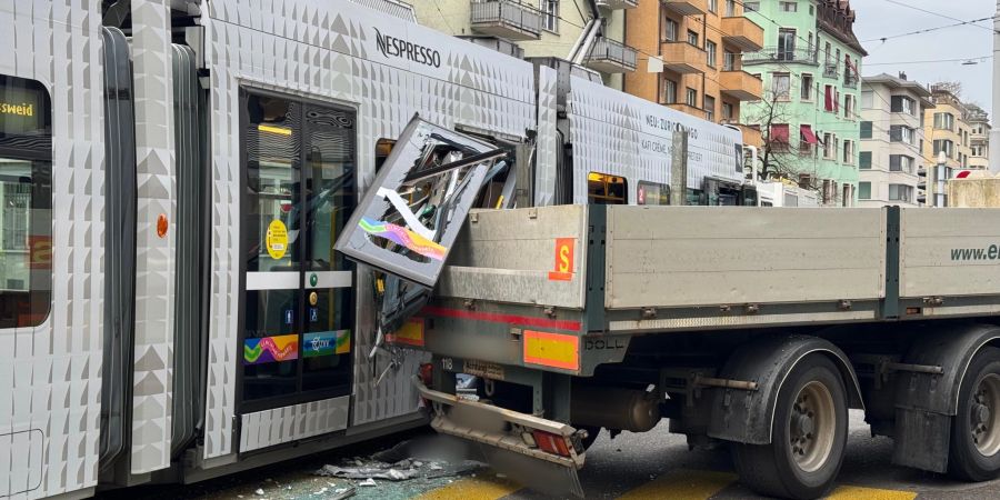 Rettungsdienste und die Stadtpolizei Zürich sind vor Ort.