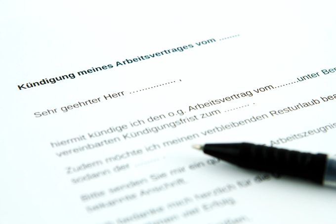 Mit einer Kündigung können Sie von Ihrem Arbeitsvertrag zurücktreten. Kündigung