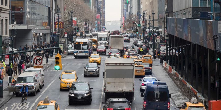 Autos ohne Ende - in Manhattan bislang Alltag. (Archivbild)